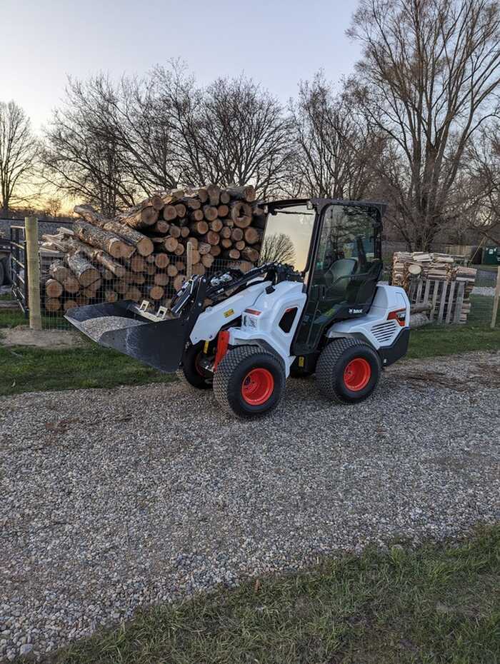 Bobcat equipment handling logs