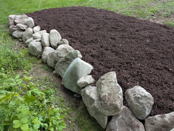 Rock border with fresh mulch bed